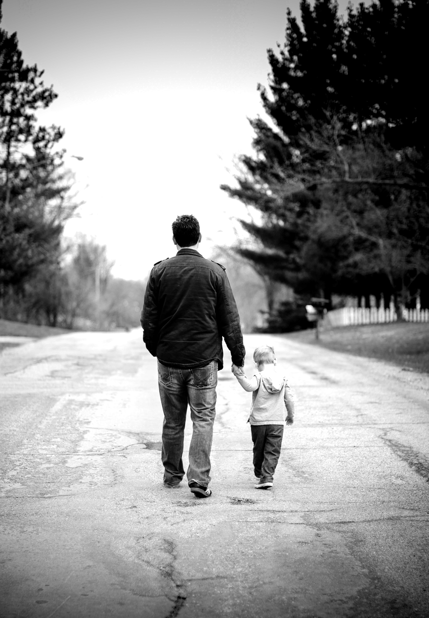 Édesapák Imái közösség - édesapa sétál a fiával